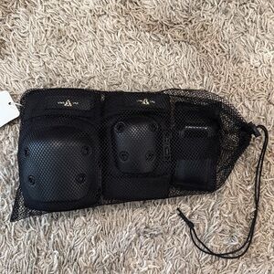 ONE TRY youth skateboard pads black